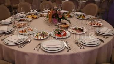 宴会装饰的桌子，有餐具。 宴会厅的婚礼装饰..